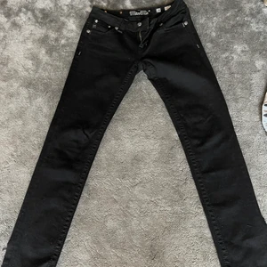 miss me byxor - snygga lowrise byxor med kors på fickorna. klippta längst ner för bättre fit på skorna !!