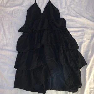 Zara liknande klänning - Assnygg klänning i strl 36 från H&M men finns inte längre kvar då det är en äldre modell. Den är väldigt lik den populära Zara klänningen och sitter jättefint men har inte använt den alls mycket så det är därför jag säljer den här!💗