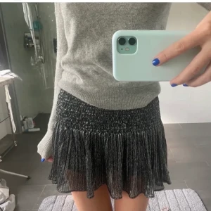 Trendig kjol - Snygg och trendig kjol från Zara som är helt slutsåld! Aldrig använd, buda från 250kr💗