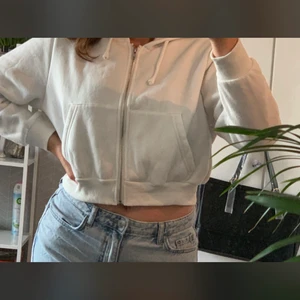 Vit hoodie - Skitmysig hoodie köpt för 229kr på SHEIN men inte det materialet man kanske tänker sig utan ett lite ”lyxigare” frakten kostar 79kr💞