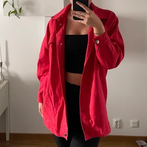 Oanvänd perfekt jacka till hösten   - Perfekta höst/vår/sommar jackan som sätter färg på vardagen. Mycket skönt material och det finns utrymme för en tjockare tröja under. Jackan är helt oanvänd. Storlek 36. Fraktas till önskad adress eller möts upp om möjligheten finns. Frakt tillkommer.  (Personen på bilden är 175 cm och har strl 36-38 vanligtvis). 