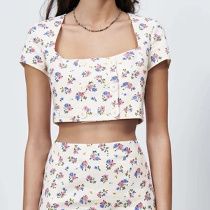 Blommig topp från zara - Jättefin blommig topp från zara i storlek xs. Aldrig använd, prislappen kvar. Ordinarie pris = 299kr.