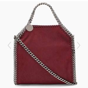 Röd mini falabella bag med silver kedja, knappt använd, kommer med märkesbevis kvitto och totebag!  Ursprungligt pris; 6 620kr. Inga byten tack!!