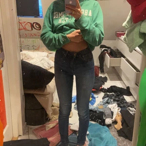 Blåa jeans  - Blå tajta jeans 