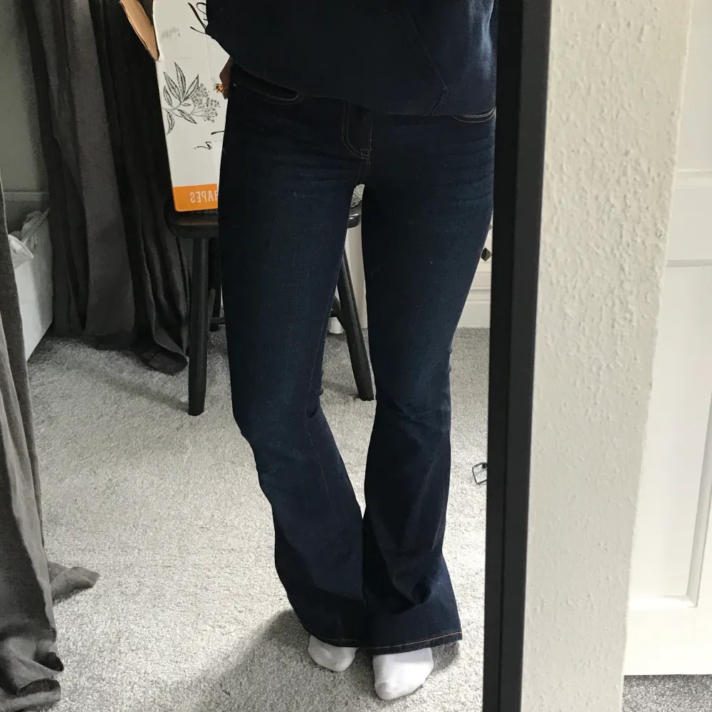 Snygga bootcut/flare jeans från zara i storlek 34 men funkar bra för 36 också. Jättefint skick❤️ frakt tillkommer. Jeans & Byxor.