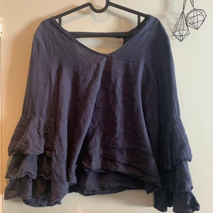 Blus  - En marinblå blus som är använd ett fåtal gånger 