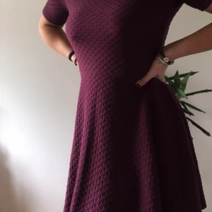 Vinröd klänning - Väldigt fin röd klänning, materialet är stretchiga så passar många. 🦋 frakten ingår i priset ✨ vid frågor skicka ett meddelande:)