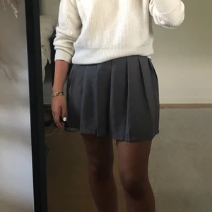 Kjol - Säljer denna plisserade kjolen som endast är använd en gång och därmed i bra skick!!💕
