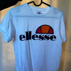 Vit T-shirt från Ellesse med tryck på bröstet. Storlek M. Köpt för 399kr. Endast använd en gång. Skriv för mer information eller bilder ☺️