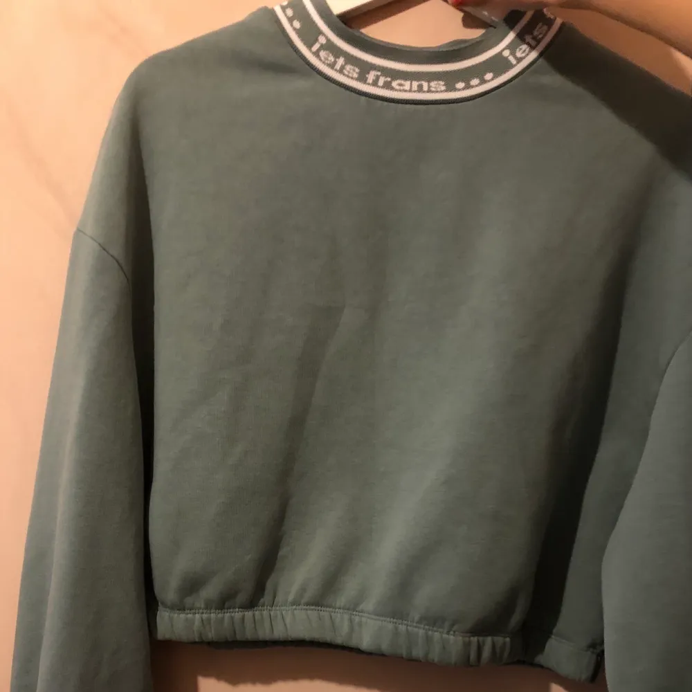 En ”croppad” sweater med resårband i midjan. En väldigt fin grön nyans. Jätte snyggt till tex ett par ljusa jeans eller som mjukis set. . Hoodies.