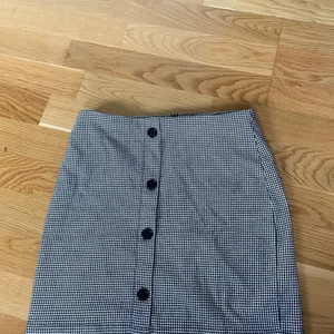 Rutig kjol - Rutig kjol från pull & bear. Jättefin och i bra skick, säljer då den är för liten. Passar en xs/s💕Frakt ingår inte i priset!
