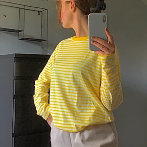 Randig tröja - Riktigt frän, randig tröja💛aldrig använd med lapparna kvar💛inköpspris 199 kr💛säljer för 60 kr💛går både att mötas och fraktas, köparen står för frakt (fraktalternativ kan väljas av köparen)💛bara att skicka ett meddelande vid intresse, fler bilder eller mer info!