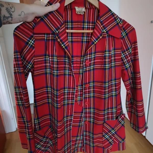 Rutig retro skjorta/jacka - Så fin knallröd skjorta/jacka köpt second hand. Fickor där fram. Tror den är från 70talet. Gediget tyg, en blandning av ull och akryl. Står att den är strl 36 men är ju vintage så jag skulle säga mer som 34. 