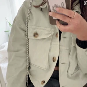 Zara linnejacka - Första bilden är lånad!!! Andra bilden är min, jättefin jacka och jag hade behållt den om den fick plats i garderoben. Skriv för mer bilder!