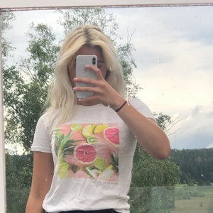 Söt t-shirt med tryck - Söt t-shirt med frukt tryck. Knappt använd.