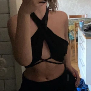 Svart topp - Säljer denna ursnygga topp pga utrensning av garderob!😒❤️ köpt för 399kr