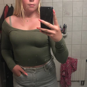 En fin topp från Gina  - Toppen är Max ett år gammal köpt från Gina tricot det är storlek xs men passar även som s. Jag har använt den ett fåtal gånger när jag har använt den har jag fått fina kommentarer. Men den har nu blivit för liten. 