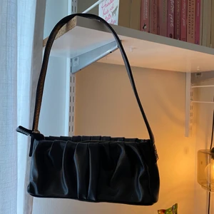 Gullig svart liten väska  - Jätte gullig svart baguette väska köpt på ASOS💓