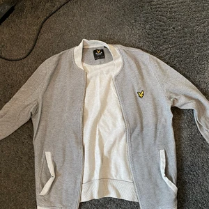 Lyle & Scott kofta i storlek S - Koftan är i bra skick förutom att toppen på dragkedjan lossnat, den funkar fortfarande men har bara lossnat. Allt annat är felfritt och i bra skick. 