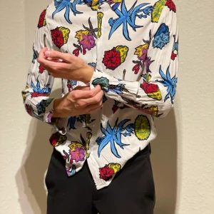 Skjorta - En häftig skjorta från H&M som sitter riktigt snyggt och går att ha både uppklätt men också till en cool outfit!