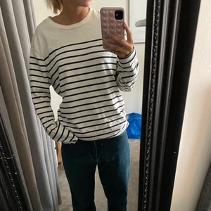 Randig tröja  - Fin populär randig tröja från Levis i storlek s men skulle säga att det passar på alla mellan XS-L beroende på önskad passform 