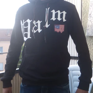 Palm Angeles - Jag har köpt den har huddie tröja för  några vecka sen den är fortfarande helt ny har använt tre olika tillfälle och är storlek S, kan komma överens med priset.💯