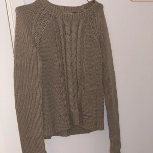 Stickad tröja - Säljer min  Beige stickade tröja ifrån vera Moda, storlek xs