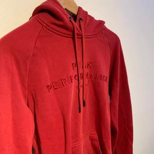 Röd peak performance hoodie. Fint skick. Köpt för ca 600-700kr. Men den kommer ej till användning längre. 