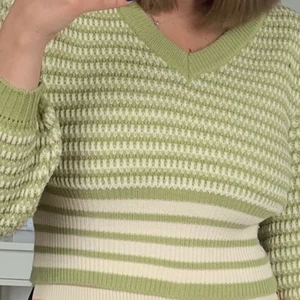 Stickad tröja från ShopCider - Randig stickad tröja från ShopCider. Sitter som en s. 