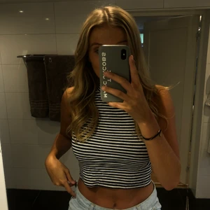 Randig tanktopp - Vit/mörkblå randig tanktopp i strechigt material, passar xs-l skulle jag gissa💜 hör av er för fler bilder/ vid frågor 