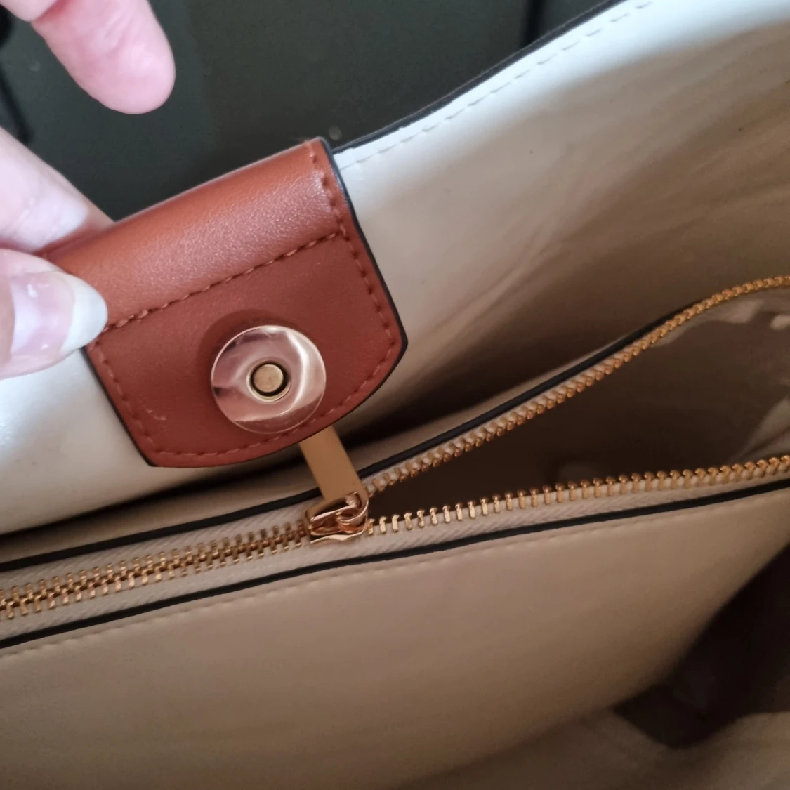 Beige och brun handväska  - 90