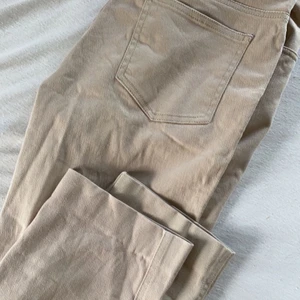 Beiga jeans - Beiga raka jeans. Storlek 38. Passar bra på mig som är 168, dock lite för stor. Säljer pga jag har nya. 