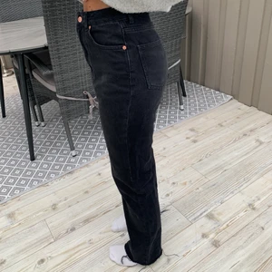 raka jeans - svarta raka jeans från nakd i storlek 36