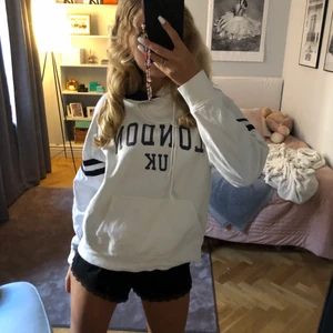 Brandy Melville Hoodie - Super snygg och skön hoodie från brandy Melville!! 🙌💖 Köpt i London! 😍 Sparsmat använd! 