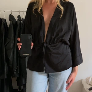 Blus  - Blus från bikbok i storlek L. Säljer för 100kr 🖤