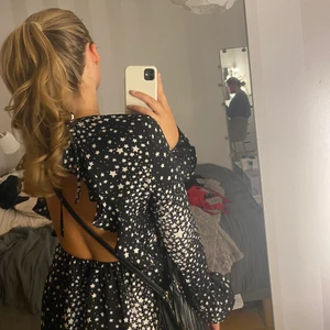 Klänning svart med stjärnor   - Jättesnygg klänning som ändast är andvänd 2 gånger. Köpt för 500. Storlek 38🖤🥂🕺🏼