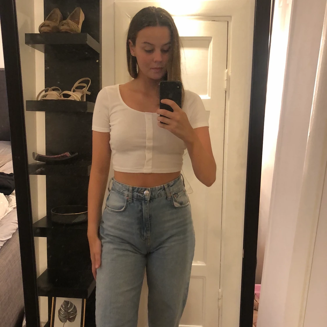 Vit topp med knappar