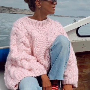 Stickad tröja från nakd - Säljer denna liknande stickade tröja från nakd, storlek xs-s men passar större då den ska va oversized💕 (högsta bud 450) (färgen är lite mer rosa än på tredje bilden, fråga om fler bilder, de två första är lånade bilder)