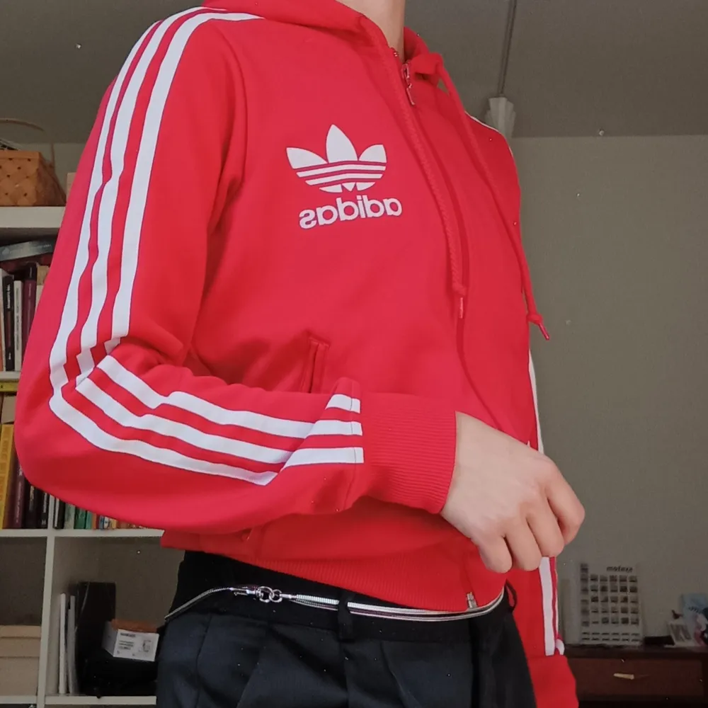 Adidas 3-stripes hoodie. Använd men i bra skick. Står strl 40 i tröjan men den är väldigt liten i storleken, passar mig som har xs. . Hoodies.