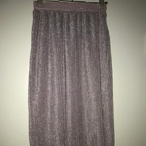 NA-KD Glitter-kjol strl.S - En lila glittrig långkjol från NA-KD i storlek S.         OBS! Glittrar inte av sig! 