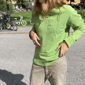 Grön tjocktröja  - Såå sjukt snygg tjocktröja i finaste färgen av grön. Senza är i bra kvalite och kommer va så snygg till hösten. Frakt tillkommer. 