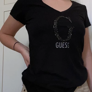 GUESS t-shirt  - Svart GUESS t-shirt med pärl G🖤