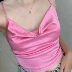 topp med snörning i ryggen strl XS - supersöt rosa partytopp med fin snörningsdetalj i ryggen från bikbok, strl XS💗 är i fint skick då den är använd en gång. köparen står för frakt