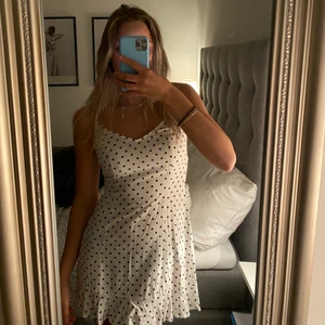 Klänning stl 34 - Söt svartvit klänningen med prickar på, köparen står för frakten