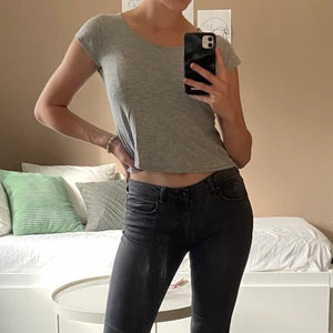 Basisk grå t-shirt  - Basisk grå t-shirt som passar med typ allt. 