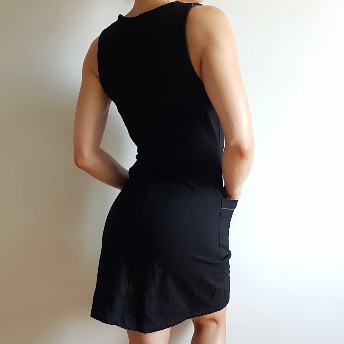 V-ringad svart fodralklänning med fickor - 91