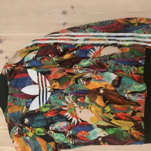 Addidas tröja 158-164 - Köpte i NYC för 1000kr säljer för 150, gratis frakt