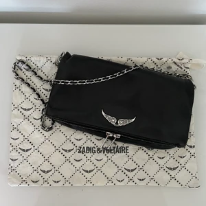 Zadig & Voltaire Väska - Min favoritväska som verkligen passar till allt! Köpt för två år sedan. Använd men fortfarande i bra skick! Har både den långa och korta kedjan! Dustbagen ingår.