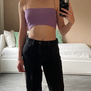 Lila croptop  - En lila croptop som passar bra med high waisted jeans. 