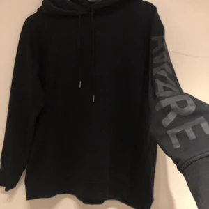 Hoodie - Lite tunnare hoodie med text längs ärmen. Superfin och nätt, texten är i glansmaterial men klarar tvätt hur bra som helst! 
